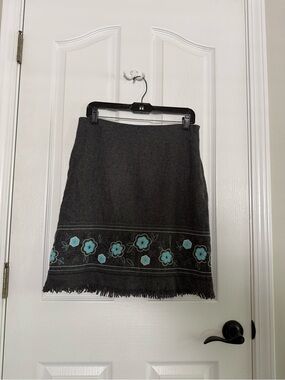 Dress Barn Gray Wool Skirt with Teal Floral Embroidery and Fringed Hem -Sz8-EUC